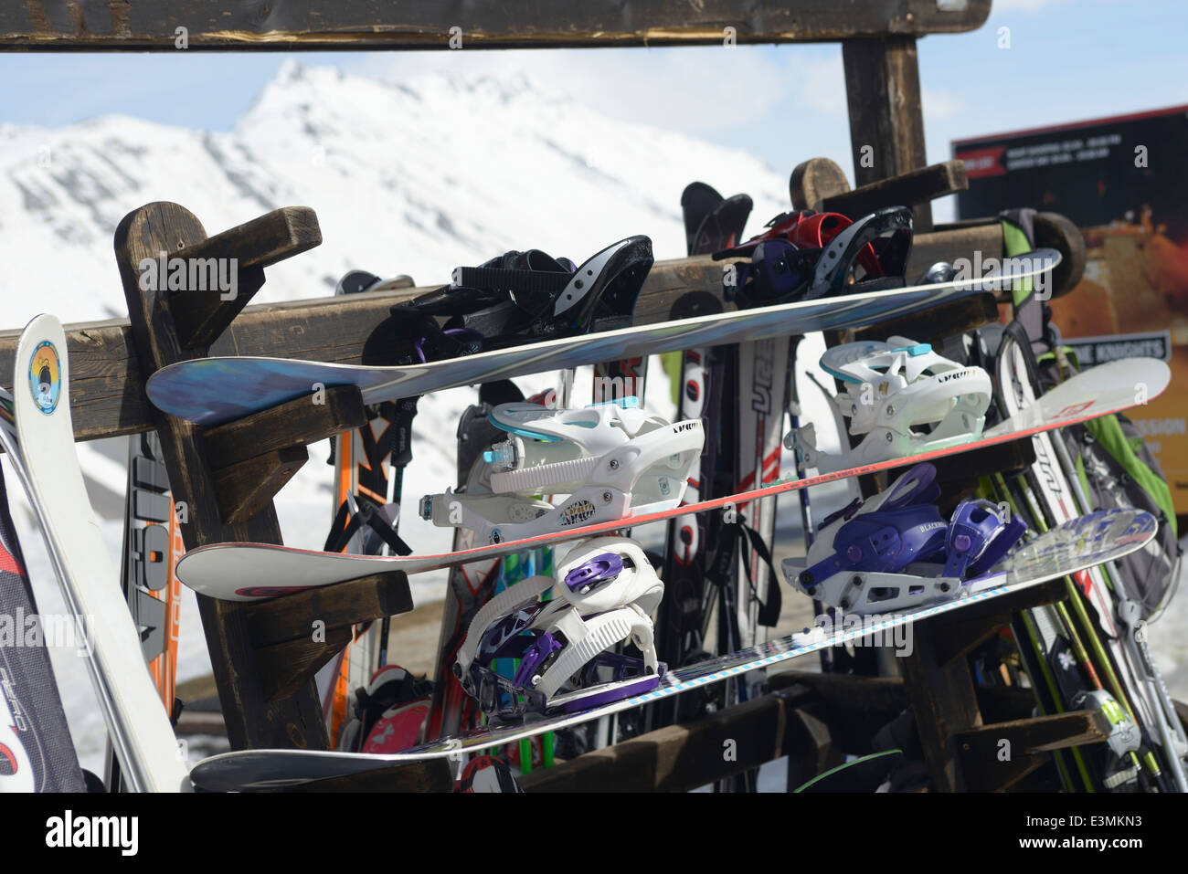 Snowboard, caschi, sci lasciati da persone prendendo una pausa dalla neve sulle montagne in Italia Foto Stock