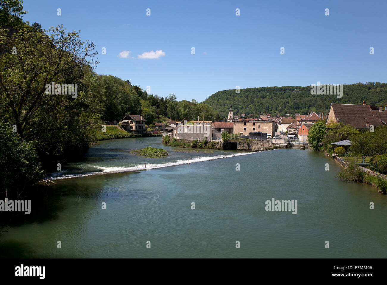Fiume francese La Loue con città di Ornans, Franche-Comté, Doubs, Francia Foto Stock
