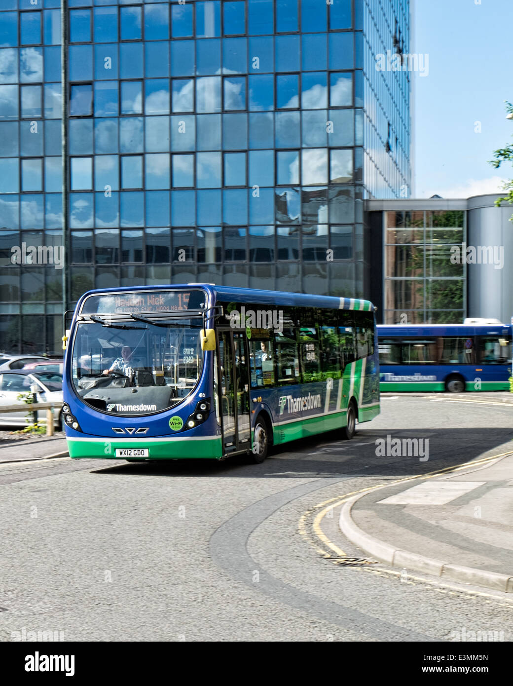 Thamesdown un trasporto bus portando i pendolari in centro città di Swindon, Wiltshire, Regno Unito Foto Stock