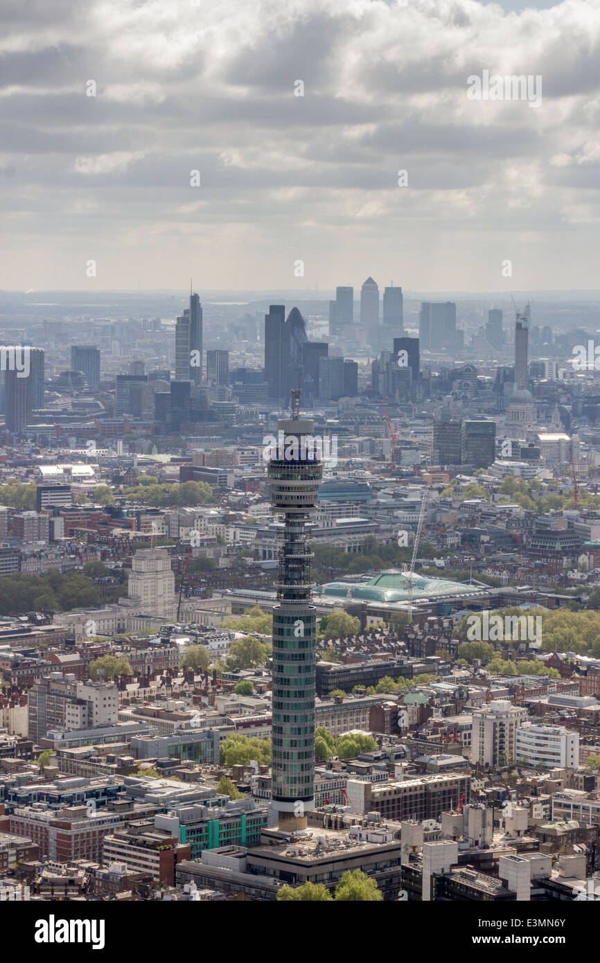BT Tower con city in background Foto Stock