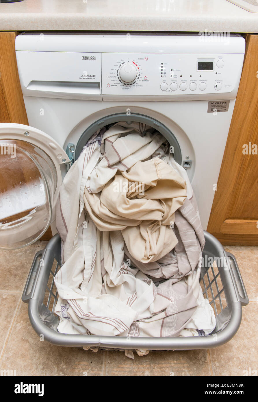 Vestiti e di una macchina di lavaggio Foto Stock