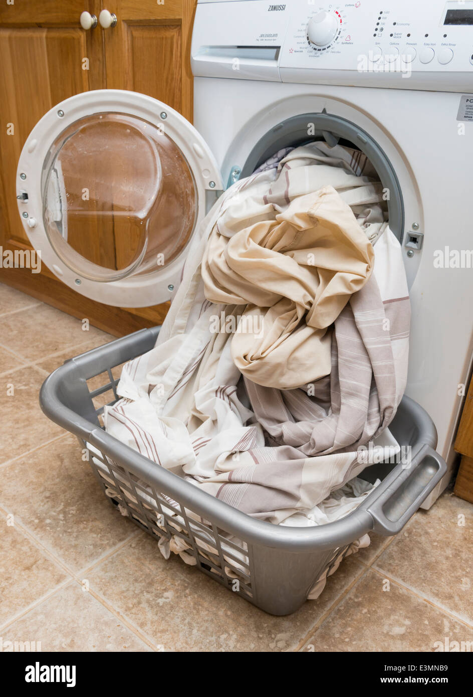 Vestiti e di una macchina di lavaggio Foto Stock