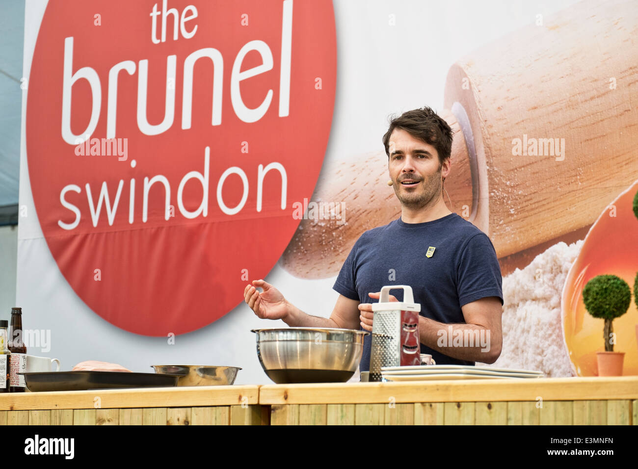 Celebrity baker Tom Herbert, presentando una cottura dimostrazione presso la farina mostra, nella Brunel shopping centre, Swindon 2014 Foto Stock