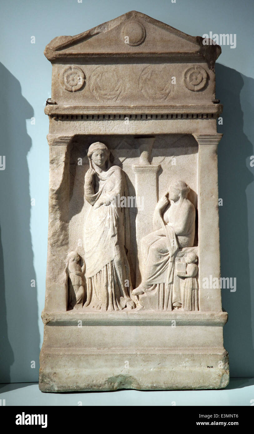 Antica stele greca in marmo (rilievo funerario) che commemora Polla Perilla e Isidote Chreste del periodo ellenistico. Frontone triangolare. Foto Stock