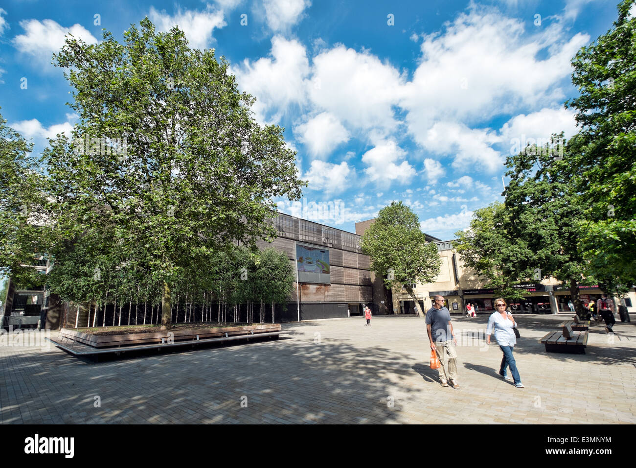 La Wharf Green Public Square & BBC finanziati grande schermo in Swindon's Brunel shopping centre, Swindon, Wiltshire, Regno Unito Foto Stock