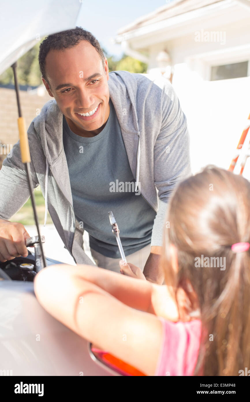 Padre e figlia di fissaggio motore auto Foto Stock