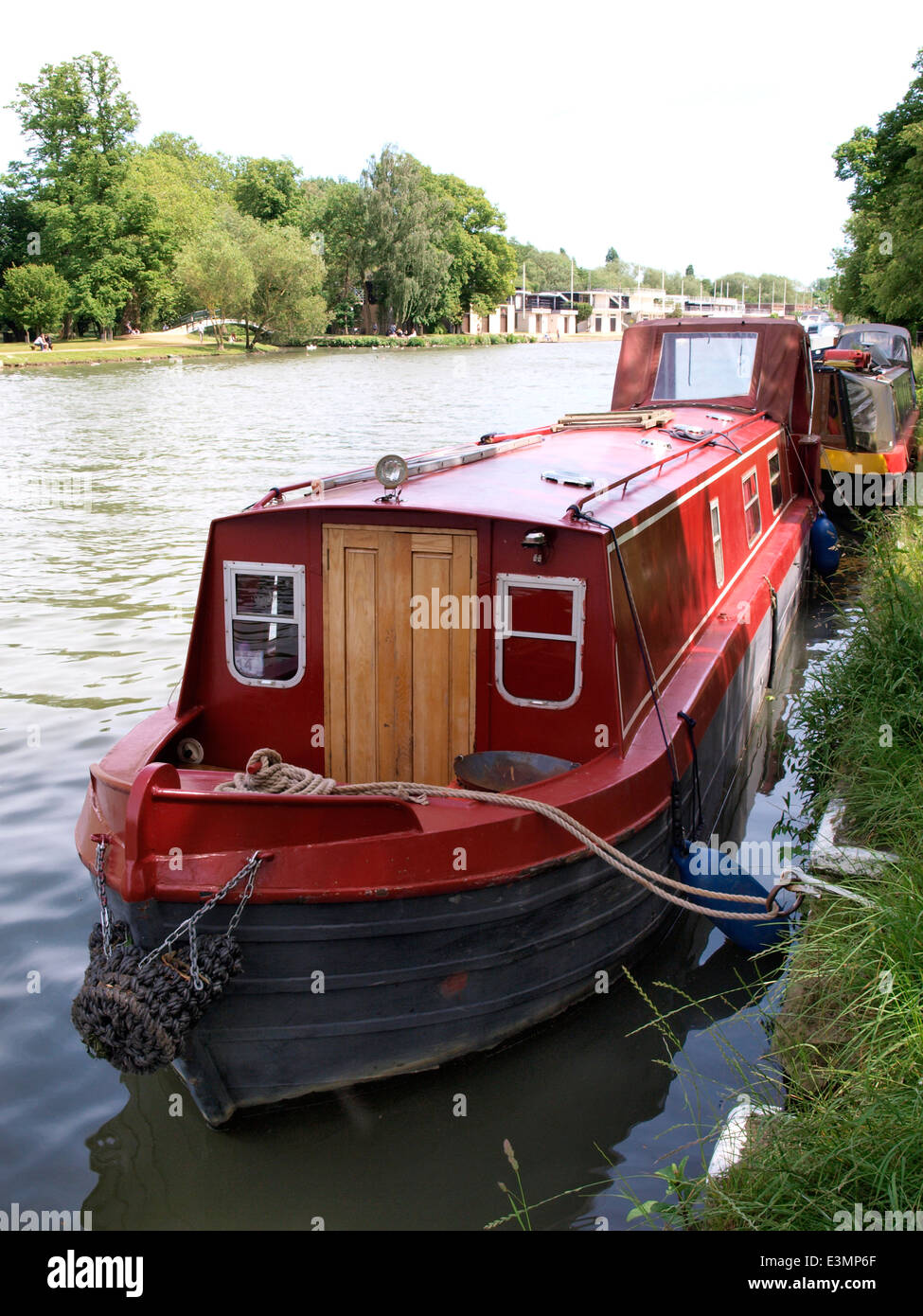 Canal Boat con college boathouses in background, il fiume Tamigi, Oxford, Regno Unito Foto Stock