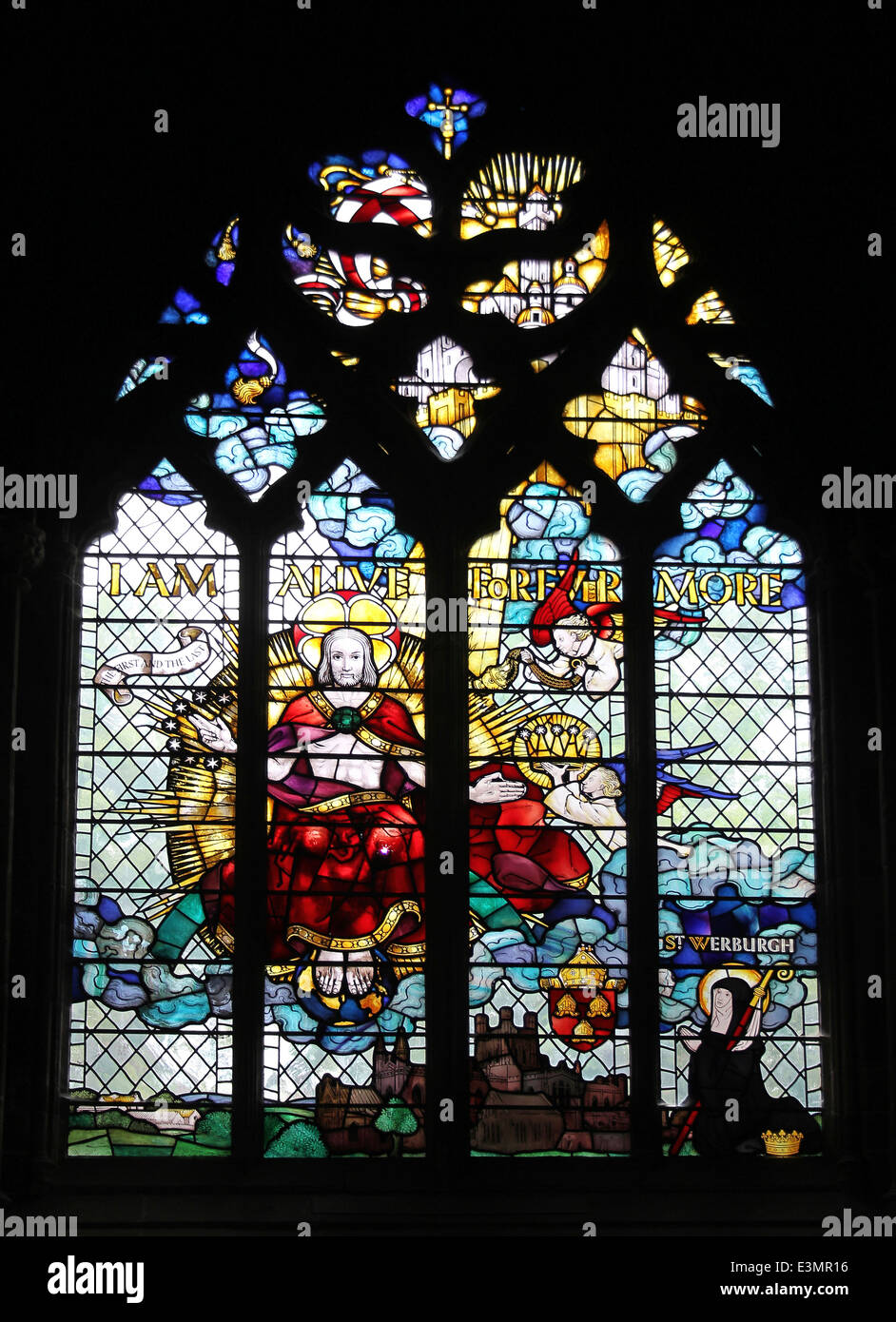 Moderna Vetrata di Chester Cathedral raffiguranti Gesù Cristo e Saint Werburgh Foto Stock