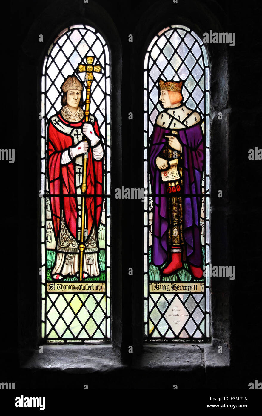 Le finestre di vetro macchiate raffigurante San Tommaso di Canterbury e il re Enrico II nel chiostro di Chester Cathedral Regno Unito Foto Stock