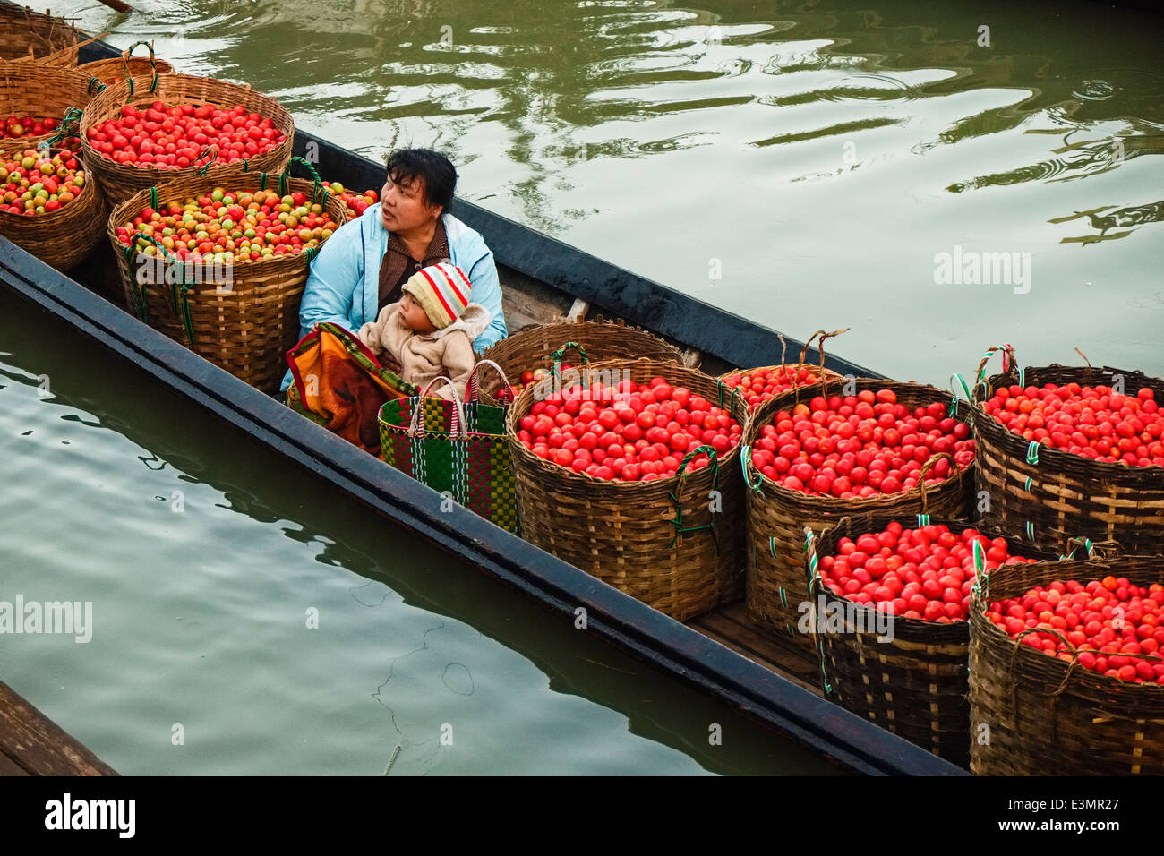 Gli agricoltori scaricare pomodori, Nyaung Shwe, Lago Inle, Myanmar, Asia Foto Stock