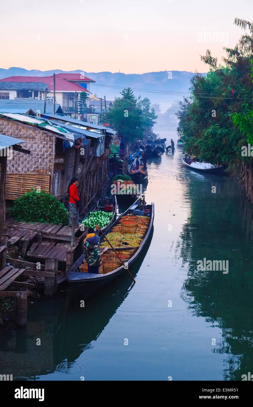 Al canal, Nyaung Shwe, Myanmar, Asia Foto Stock