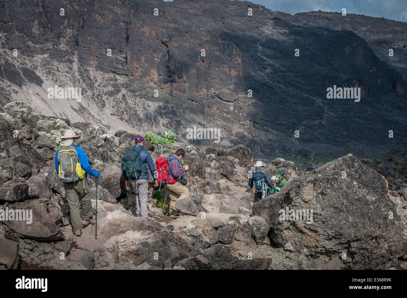 Team decrescente per campeggio con la parete Barranco e il sentiero risalendo dalla valle Foto Stock