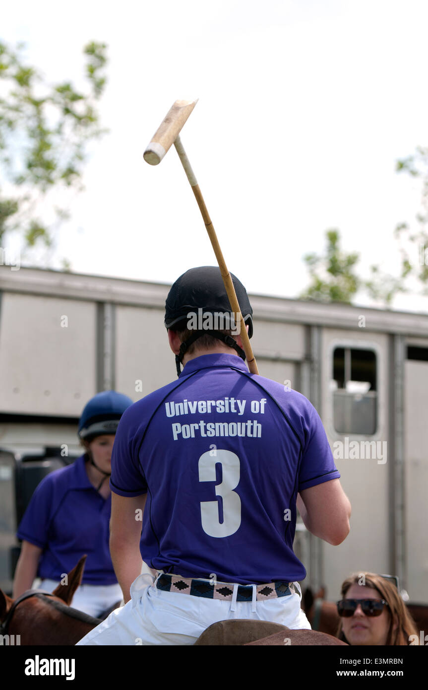 Una Università di Portsmouth giocatore di polo in campionati nazionali universitari, Southam, Warwickshire, Regno Unito Foto Stock