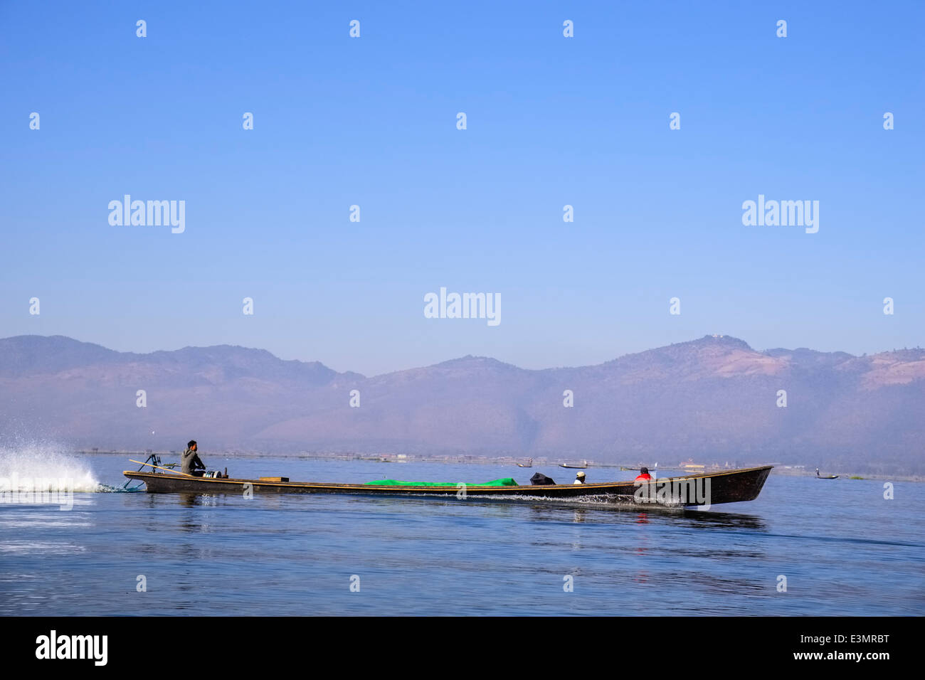 Longboat sul Lago Inle, Myanmar, Asia Foto Stock
