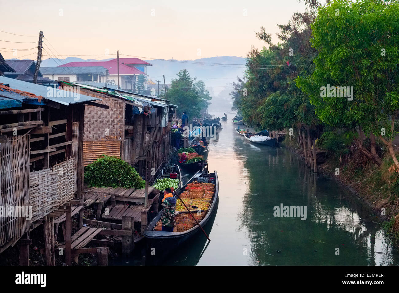 Al canal, Nyaung Shwe, Myanmar, Asia Foto Stock