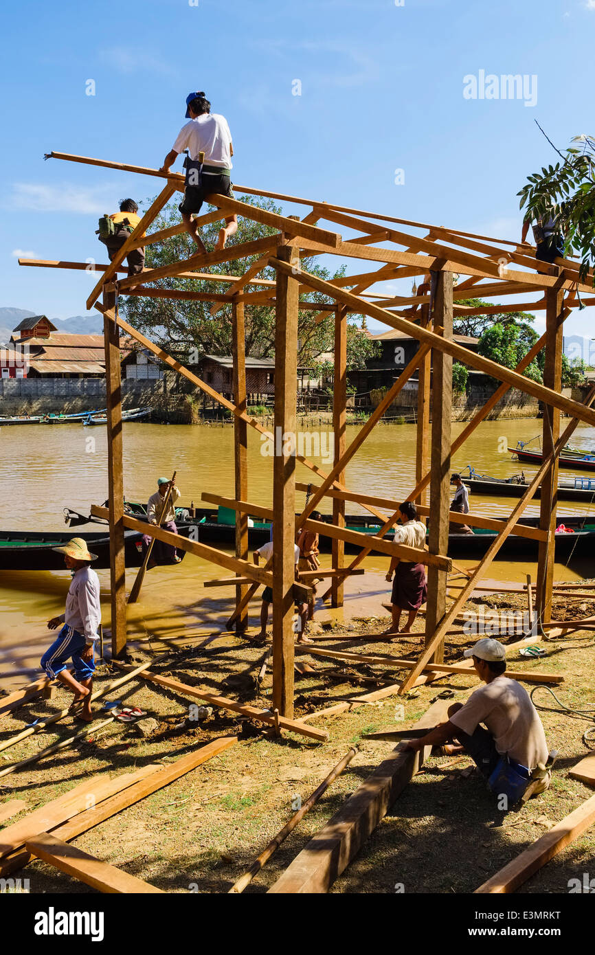 I lavori di costruzione, Nyaung Shwe, Myanmar, Asia Foto Stock