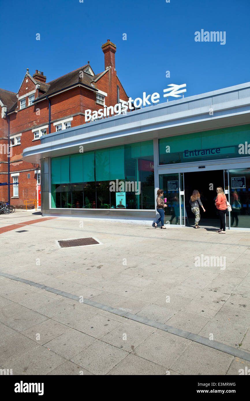 Esterno del Basingstoke trail station Foto Stock