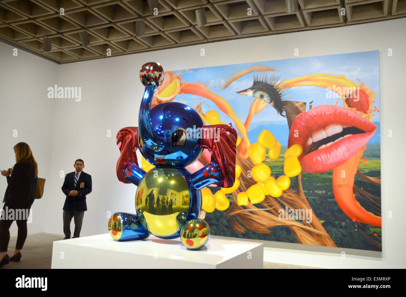 La scultura "Elephant' e la pittura ad olio "Lips" dall artista statunitense Jeff Koons sono in mostra al Whitney museum di New York, Stati Uniti d'America, 24 giugno 2014. Il museo dedica una grande mostra antologica che il 59-enne artista. Koons è considerato come il mondo più costoso artista vivente. Foto: CHRIS MELZER/dpa Foto Stock