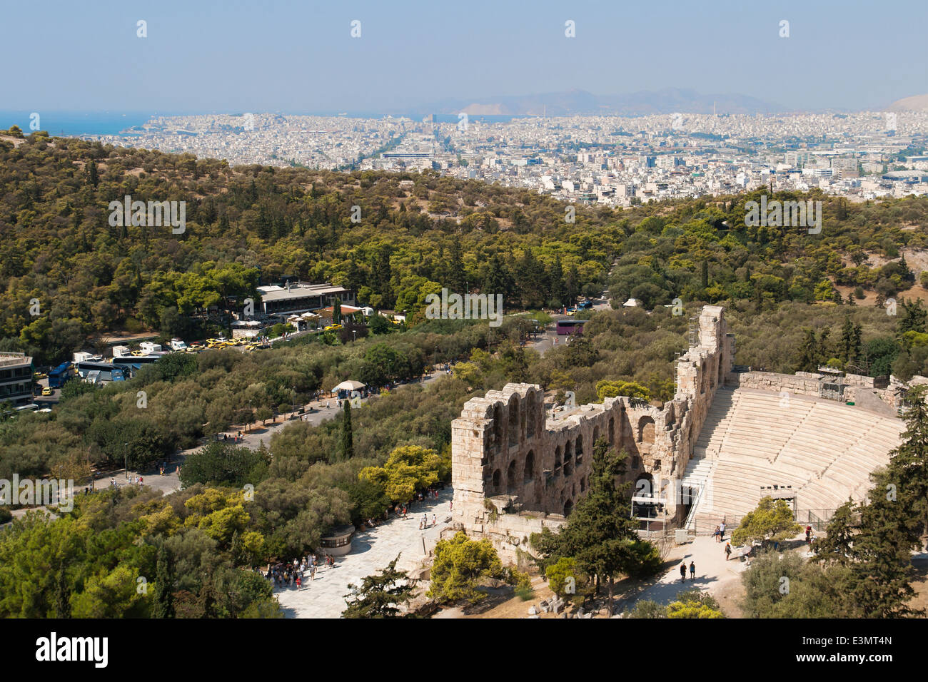 Odeon di Erode Attico di Atene con la città di Pireo in background. Foto Stock