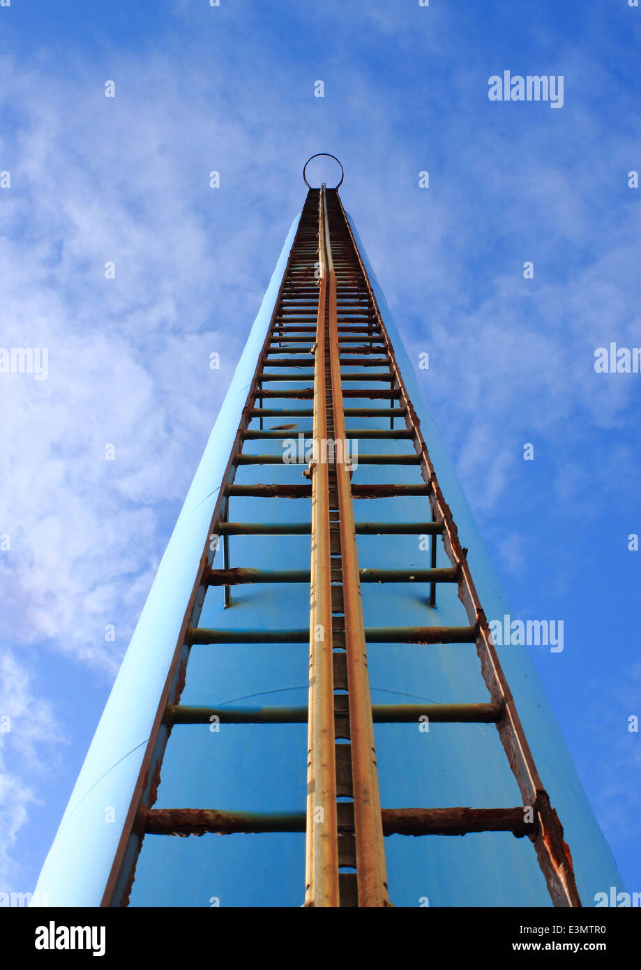 Strano scalinata verso il cielo va su un camino Foto Stock