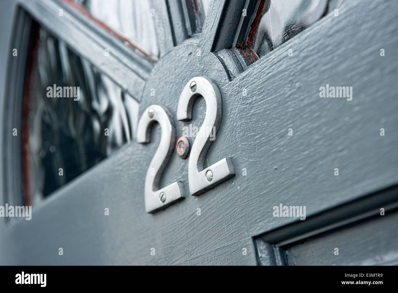 Chrome numero 2's montato su una porta anteriore per creare il numero di venti per identificare l'indirizzo case Foto Stock