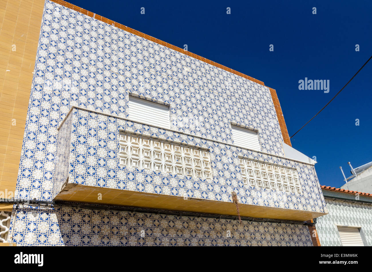 Smart muro piastrellato sul lato di una casa in Algarvian città di pescatori di Alvor Foto Stock