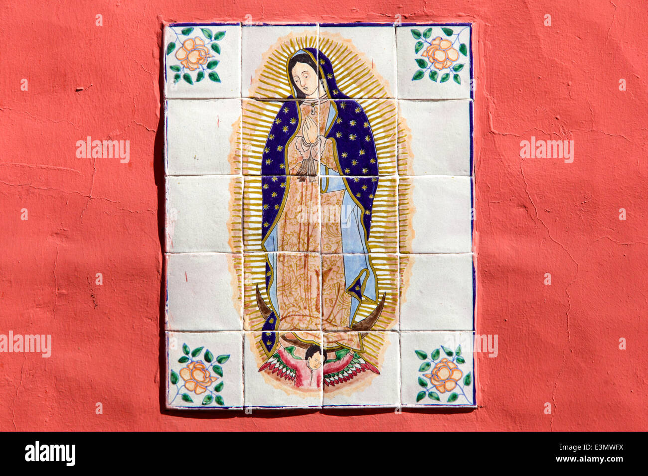 Verniciatura della Virgen de Guadalupe sulla piastrella ceramica, Morelia, Michoacan, Messico Foto Stock