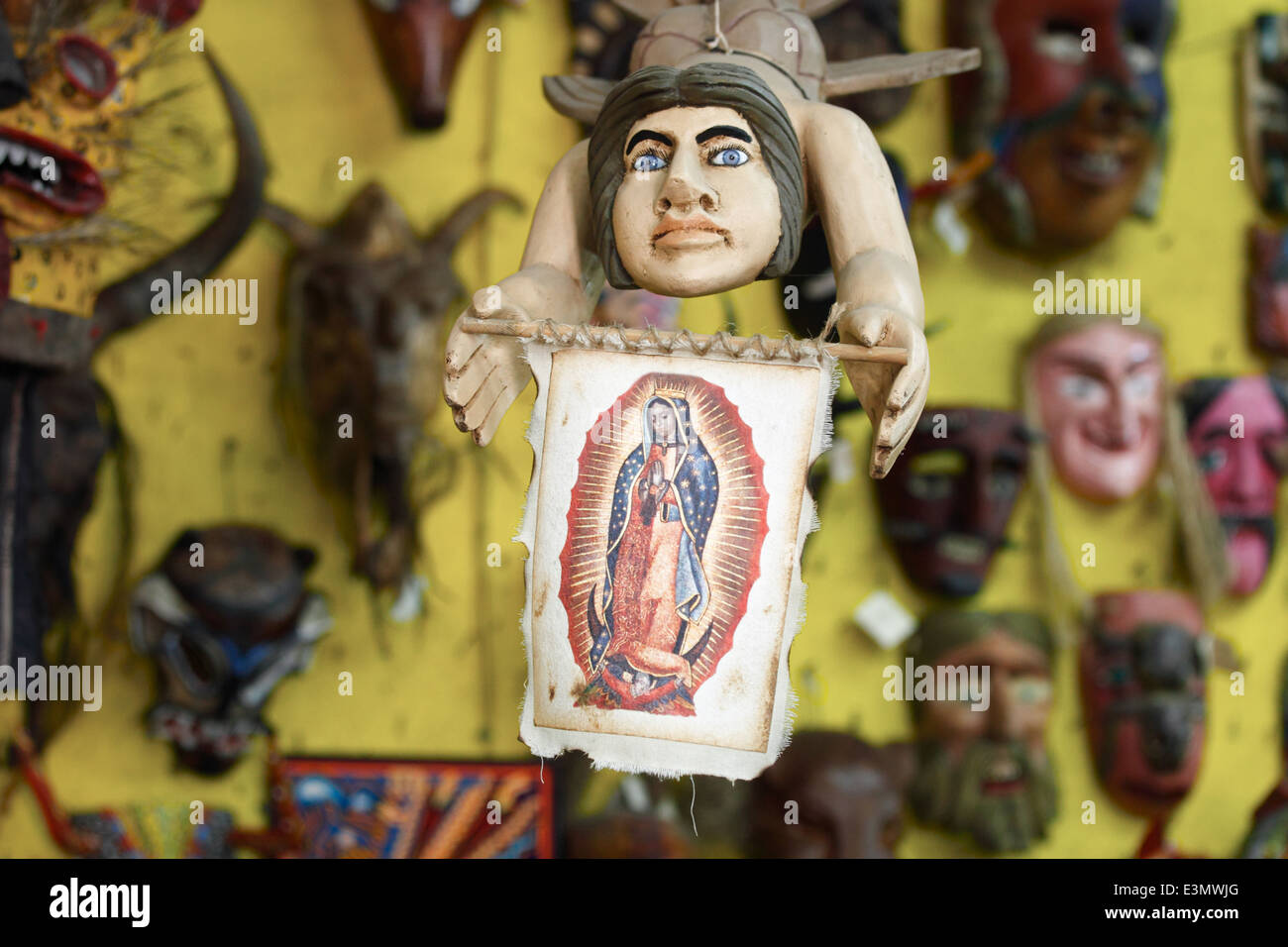 Immagine della Vergine di Guadalupe detenute dalla Sirenetta legno, Messico Foto Stock