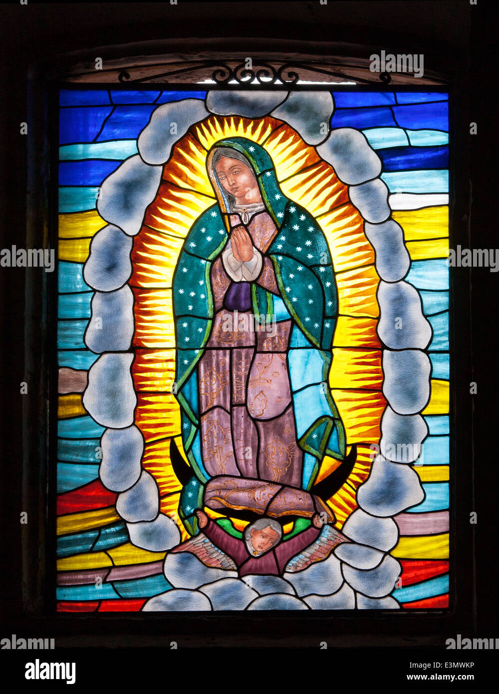 Il vetro macchiato Virgen de Guadalupe in Templo de las Rosas, Morelia, Michoacan, Messico. Foto Stock