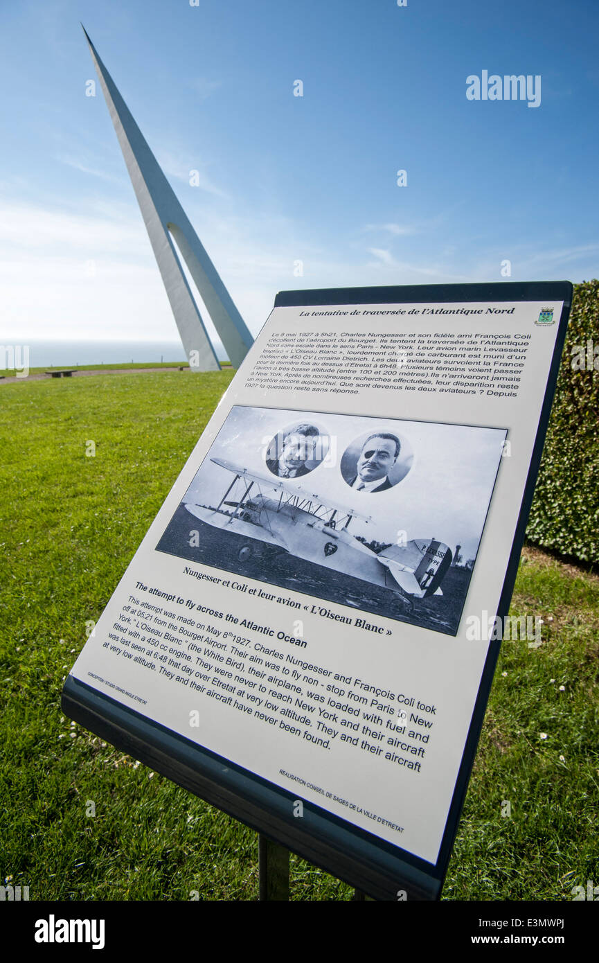 Un monumento per gli aviatori francese François Coli e Charles Nungesser a Etretat, Normandia, Francia Foto Stock