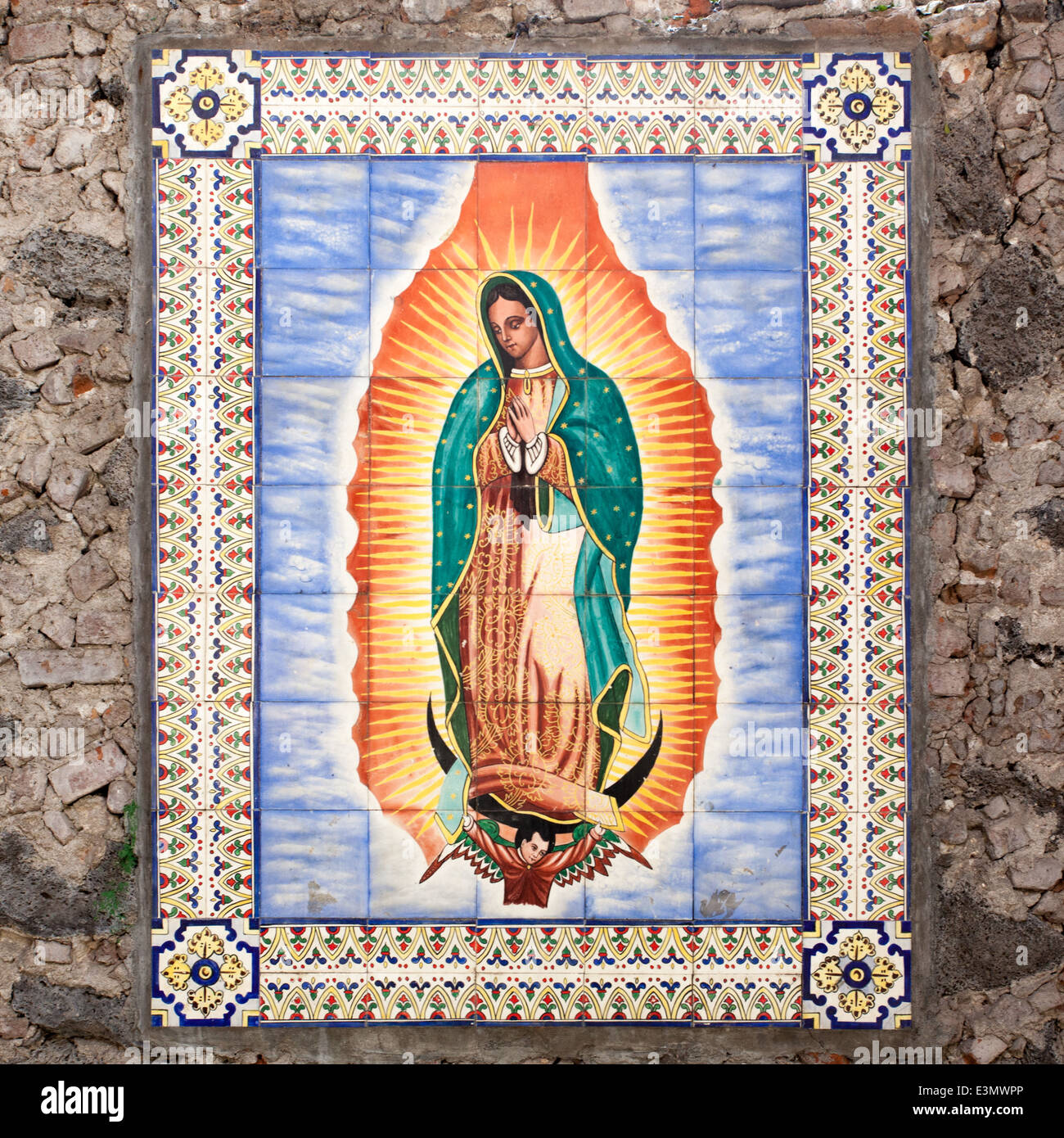 Un dipinto della Vergine di Guadalupe sulla piastrella nella cappella della Hacienda El Puente in Morelos, Messico. Foto Stock