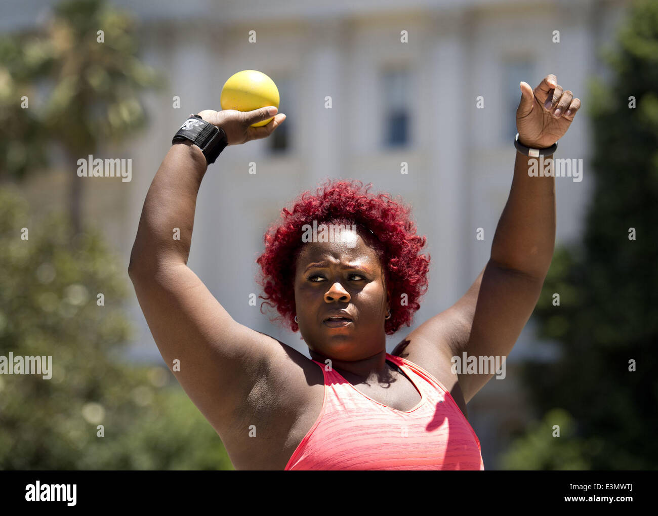 Giugno 24, 2014 - Sacramento, California, Stati Uniti d'America - Michelle Carter si prepara a lanciare il colpo messo durante una sessione di prove libere sul lato ovest del Campidoglio il Martedì, 24 giugno 2014 a Sacramento, California.Il maschile e femminile colpo messo finale avrà luogo mercoledì, il primo giorno del usa la via e il campo campionati..Il concorso si sposta quindi a sac Membro da giovedì a domenica. (Credito Immagine: © Randy Pench/Sacramento Bee/ZUMAPRESS.com) Foto Stock