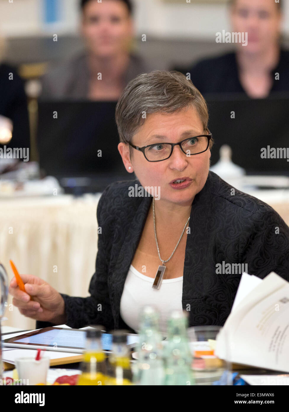 La prima donna presidente della Repubblica Federale Tedesca Corte Suprema di  Giustizia, Bettina Limperg, frequenta la 85a conferenza dei ministri di  giustizia dopo aver ricevuto un Certificato onorario in Binz sull isola