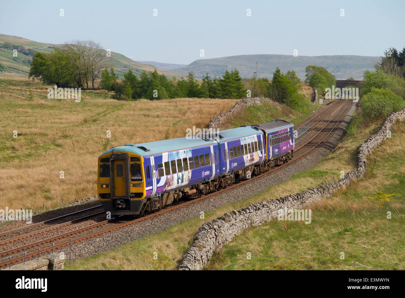 158906 e 153301 DMU lavorando a nord del servizio ferroviario a Ais Gill. Il 17 maggio 2014. Foto Stock