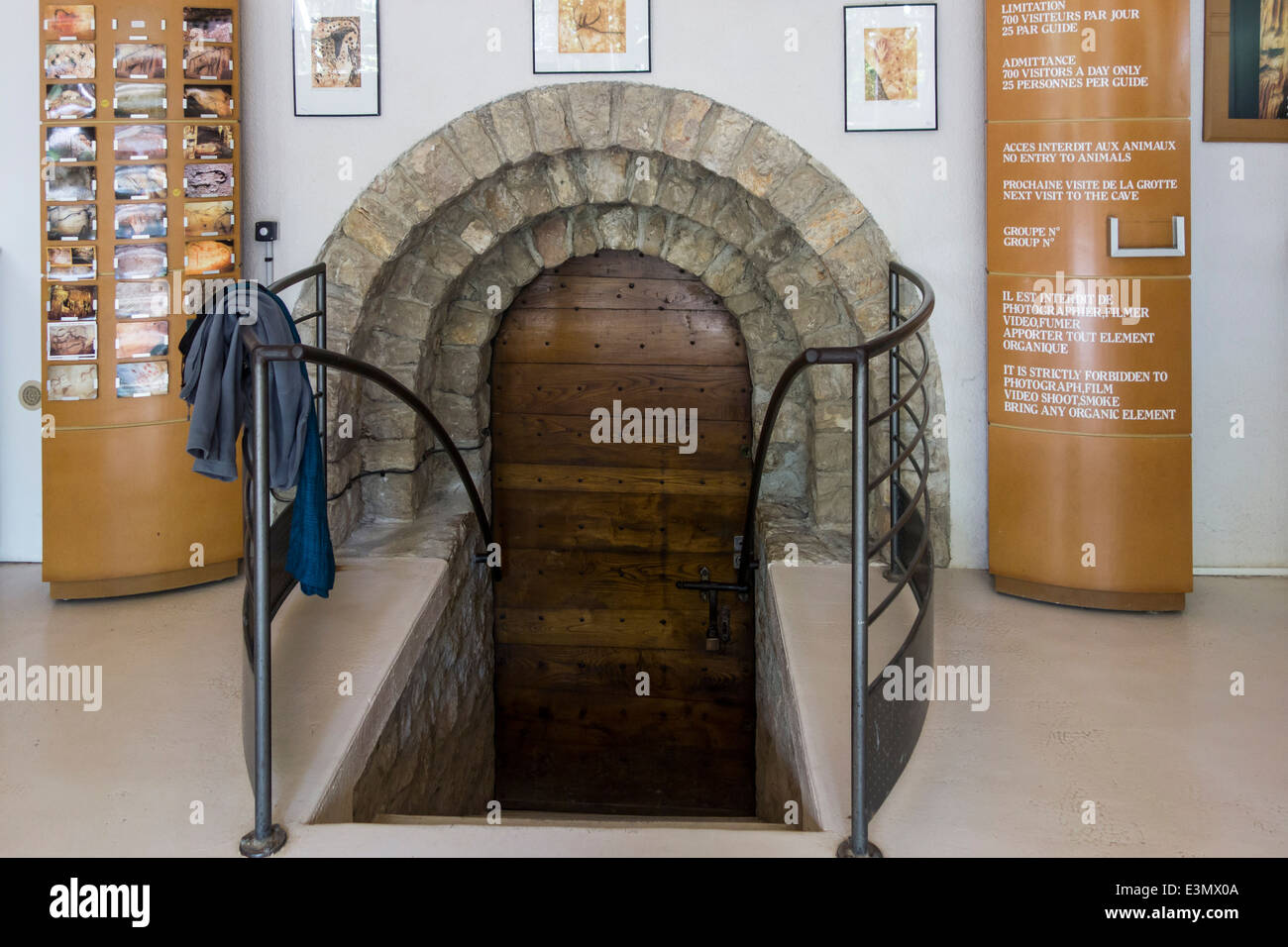 Ingresso del Pech Merle grotta, famosa per le sue pitture rupestri preistoriche, Cabrerets, Lot, Midi-Pirenei, Francia Foto Stock