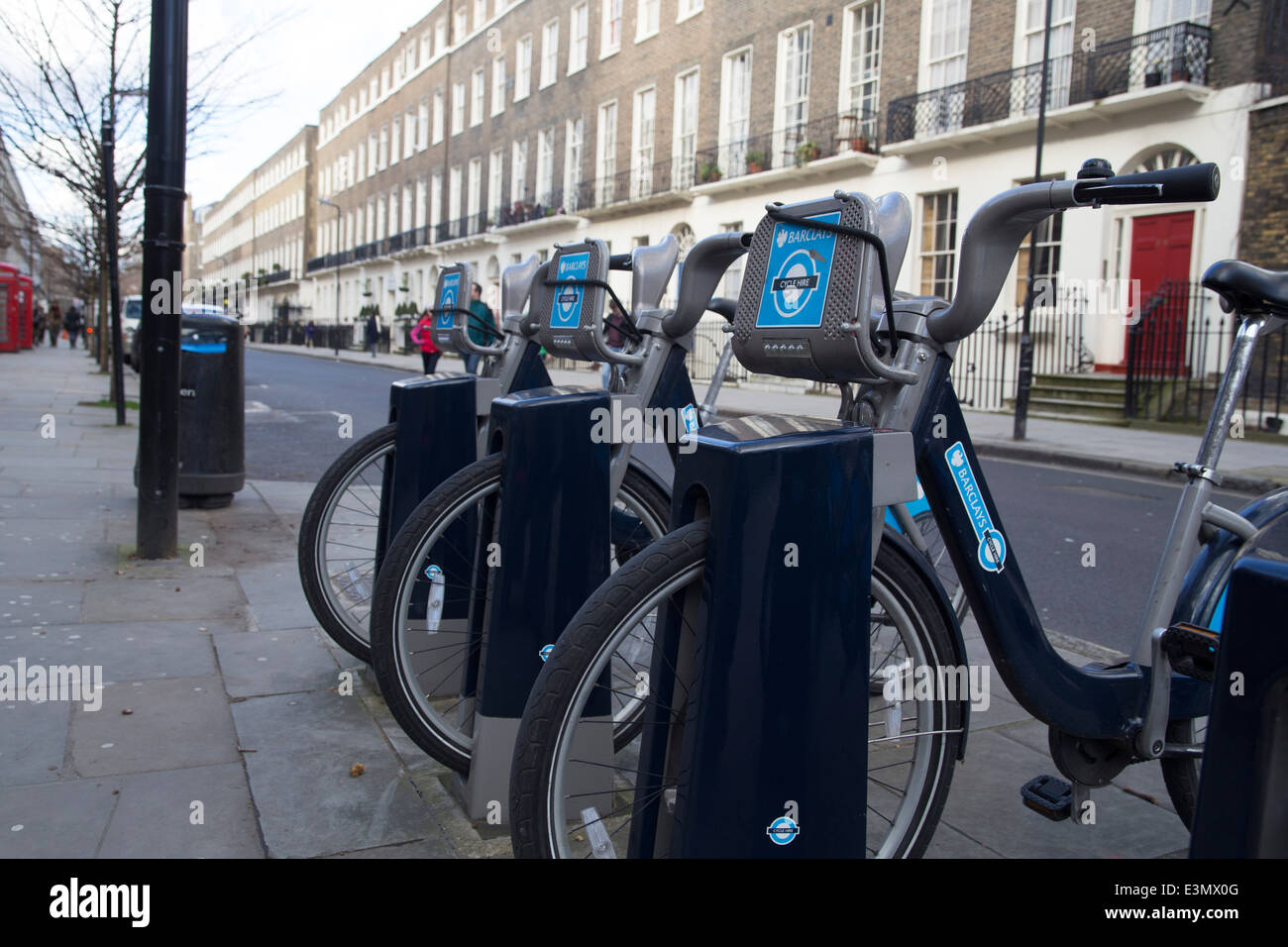 Biciclette a noleggio nel quartiere di Bloomsbury a Londra. Rack di ciclo. Foto Stock