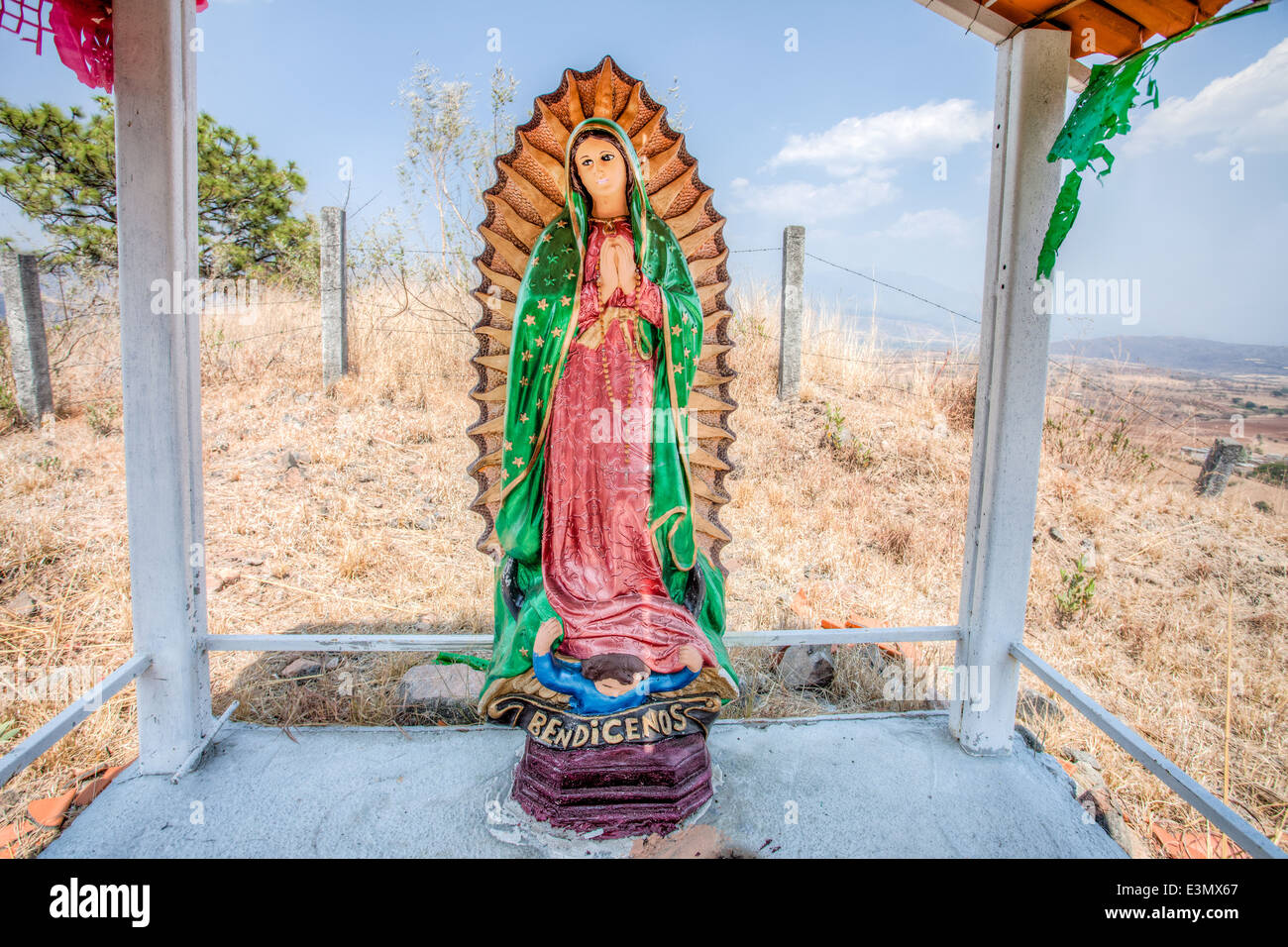 Un santuario sul ciglio della strada con la Vergine di Guadalupe in Nayarit, Messico. Foto Stock