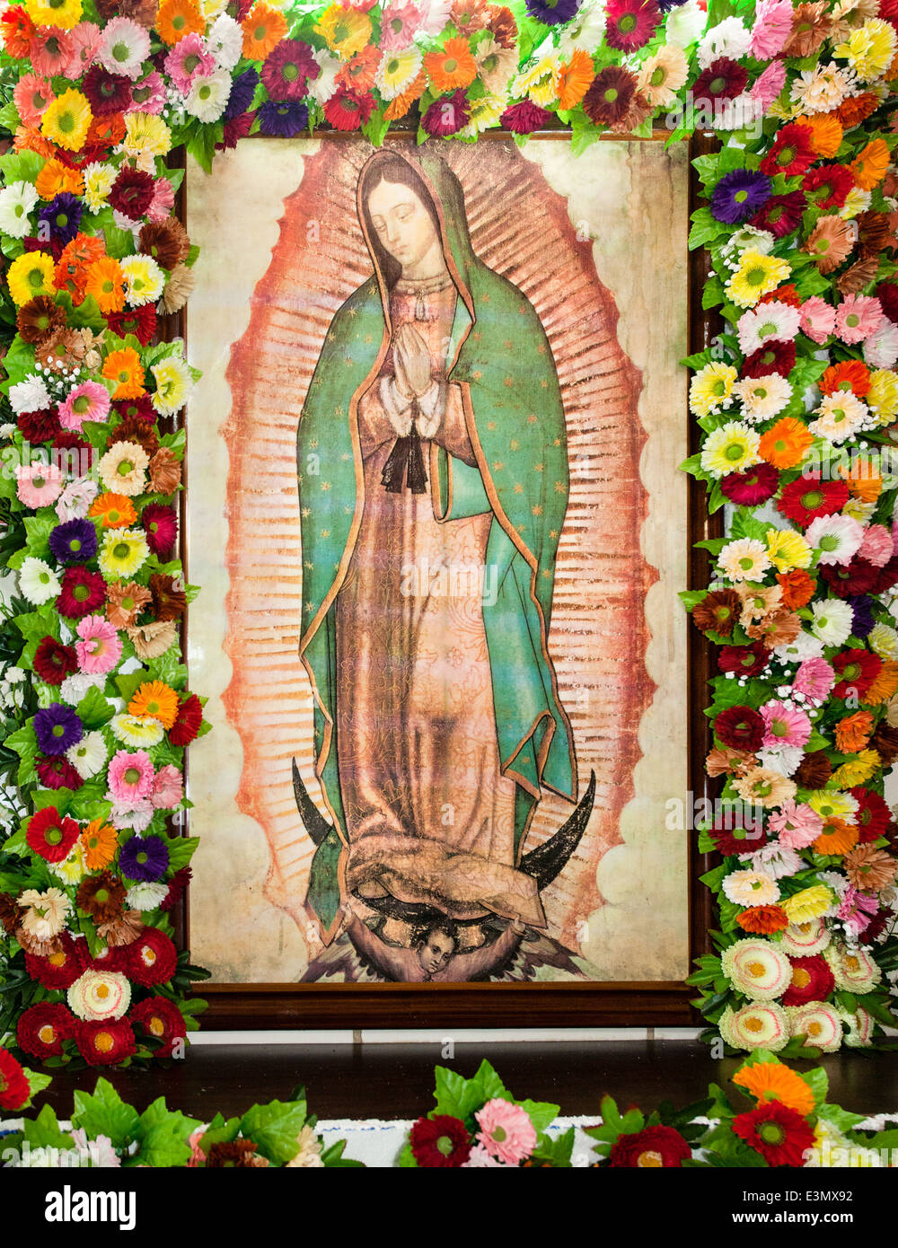 La Vergine di Guadalupe è incorniciato da fiori in Villahermosa, Tabasco mercato del Messico. Foto Stock