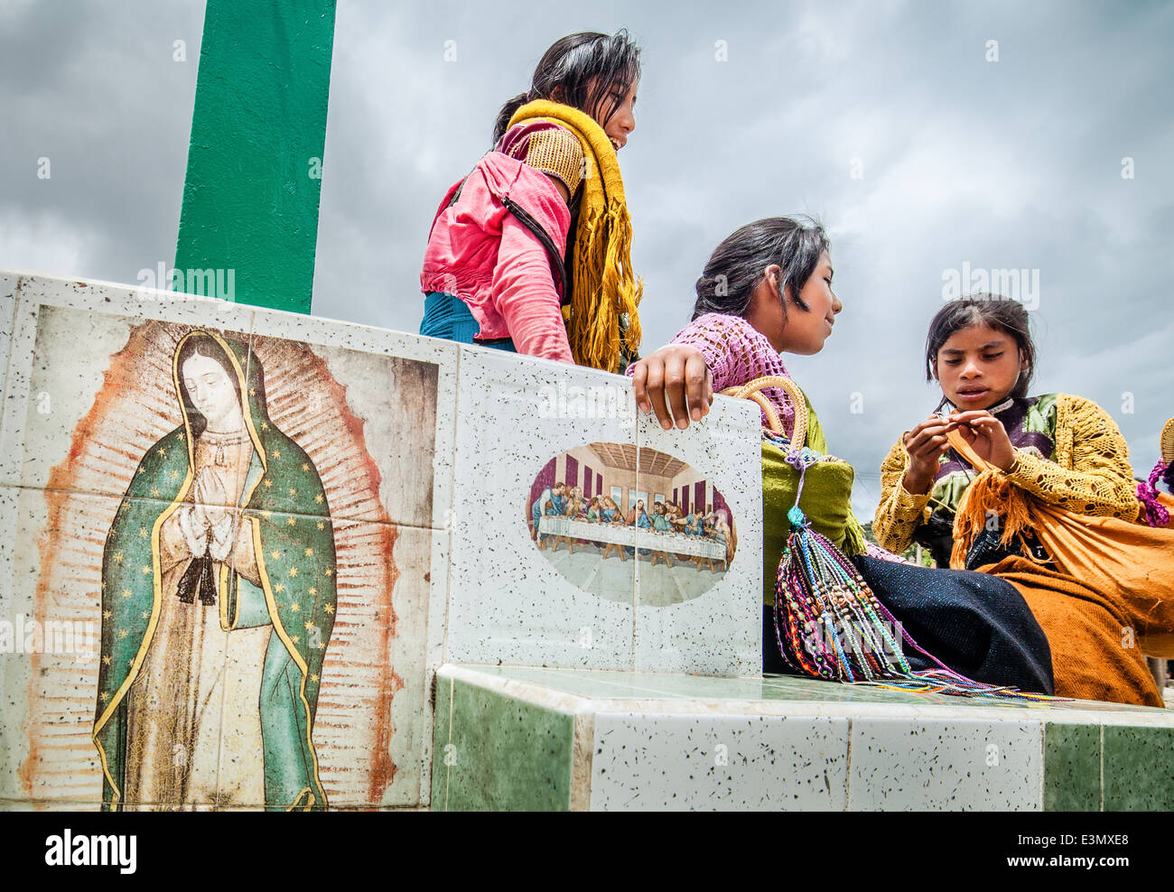 Tzotzil ragazze parlare in prossimità della croce nella plaza di San Juan Chamula, Chiapas, Messico. Foto Stock