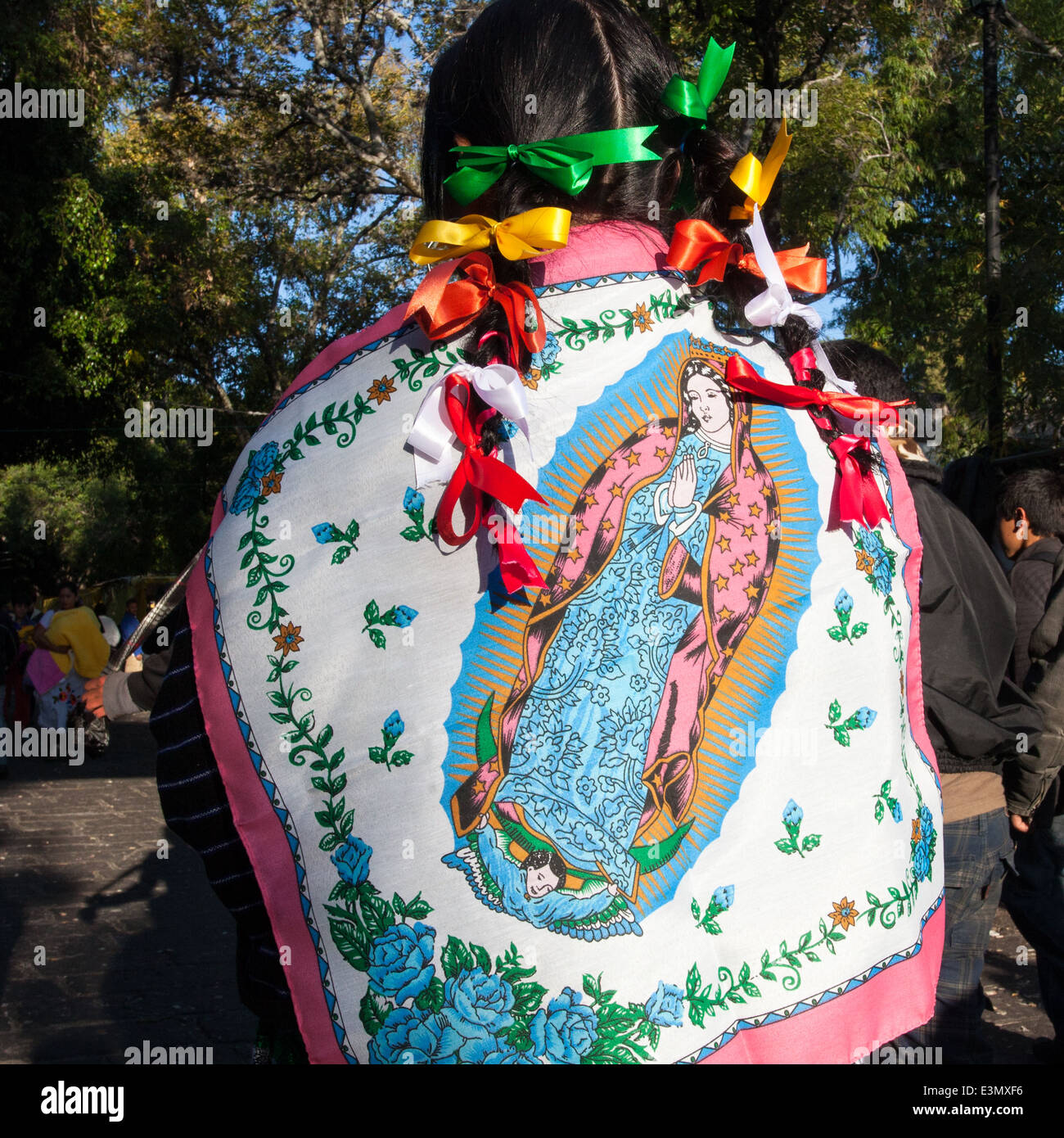 Una donna con la Vergine di Guadalupe drappeggiati sulla sua schiena durante le feste in Morelia, Michoacan, Messico. Foto Stock