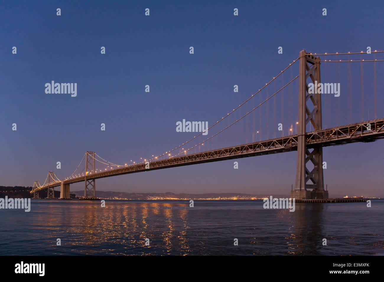 Il ponte della baia di notte dal Embarcadero - SAN FRANCISCO, CALIFORNIA Foto Stock