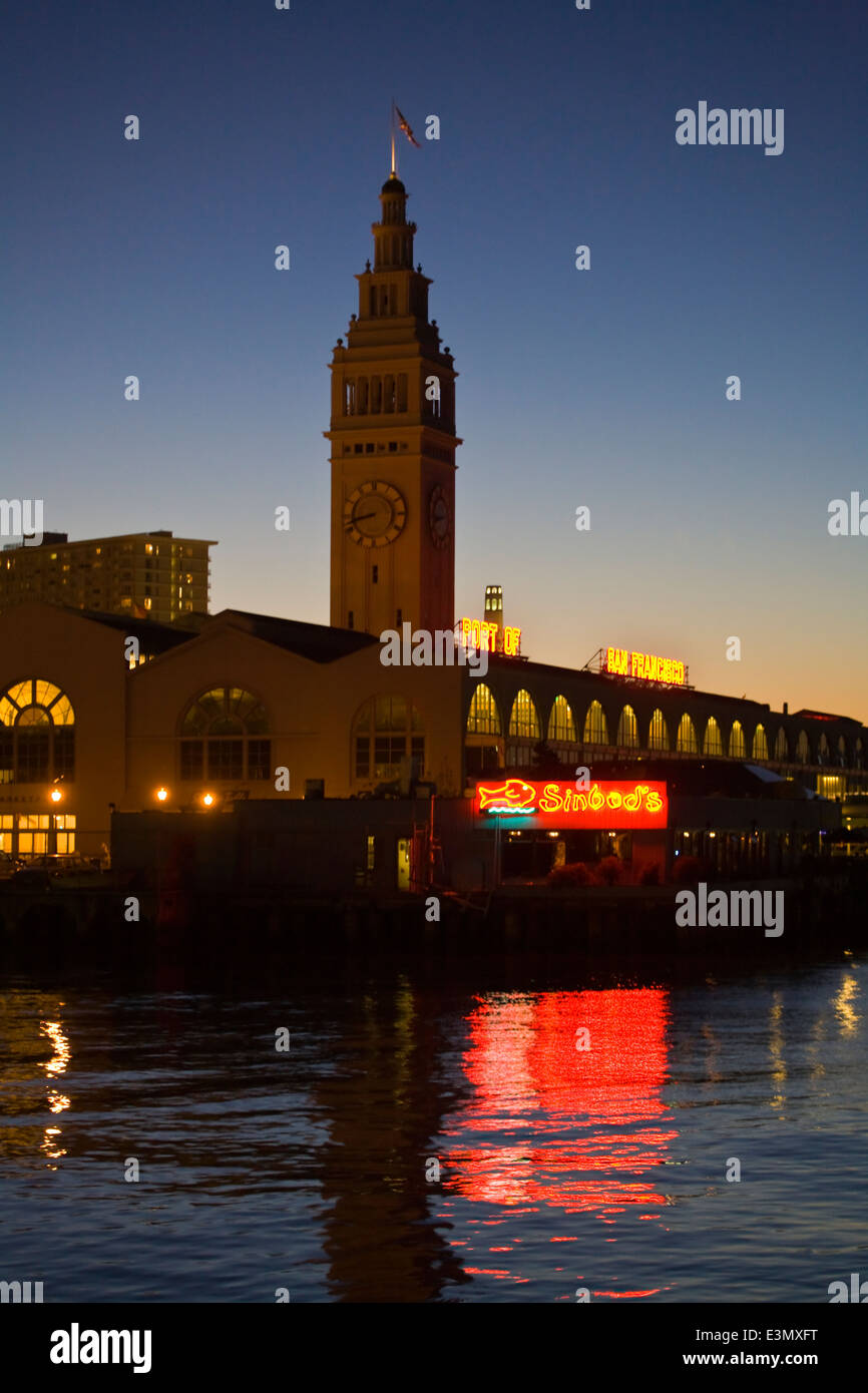 Il Ferry Building Marketplace al tramonto lungo l'EMBARCADERO - SAN FRANCISCO, CALIFORNIA Foto Stock