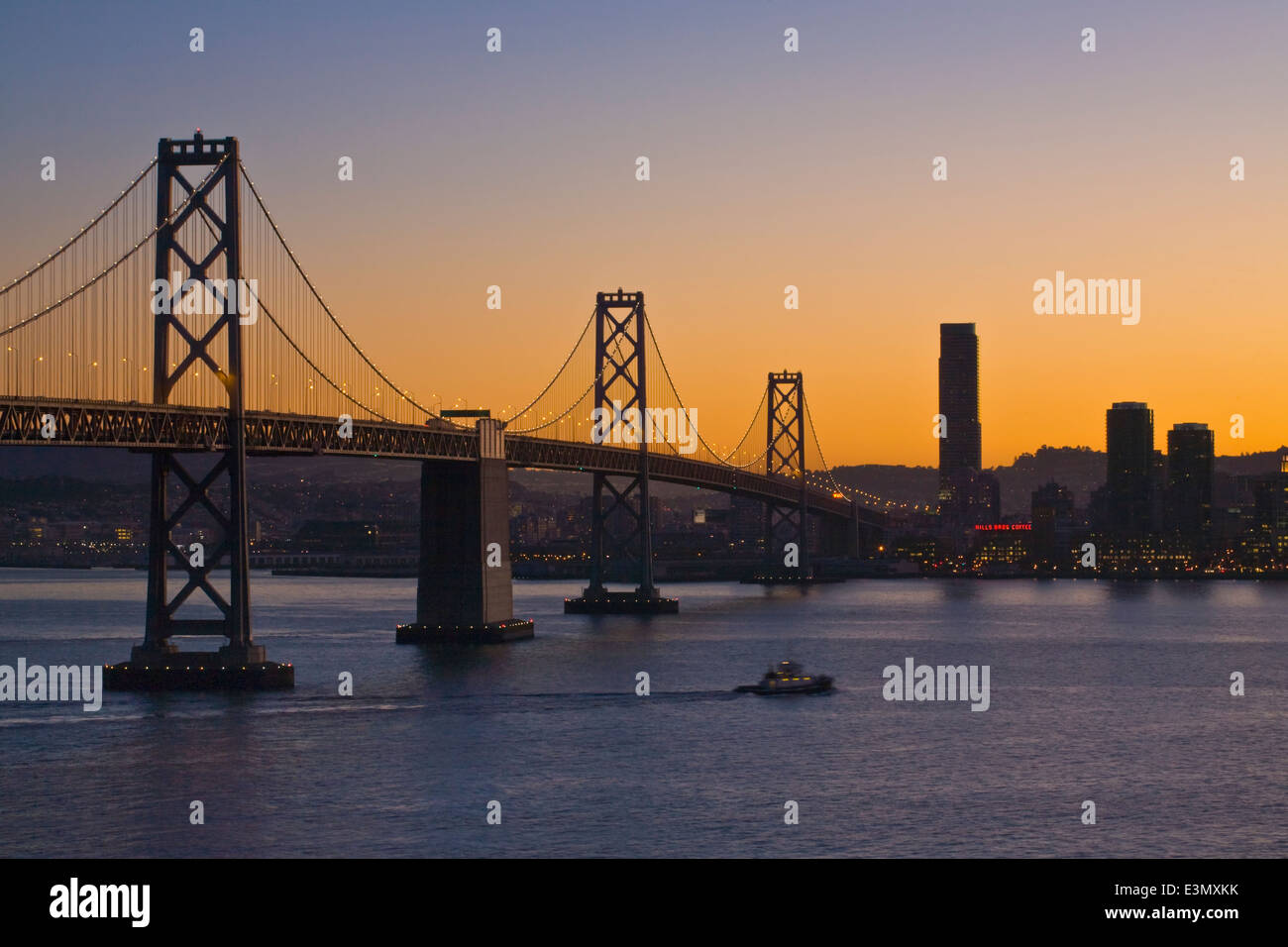 Il ponte della baia e la città al tramonto - SAN FRANCISCO, CALIFORNIA Foto Stock