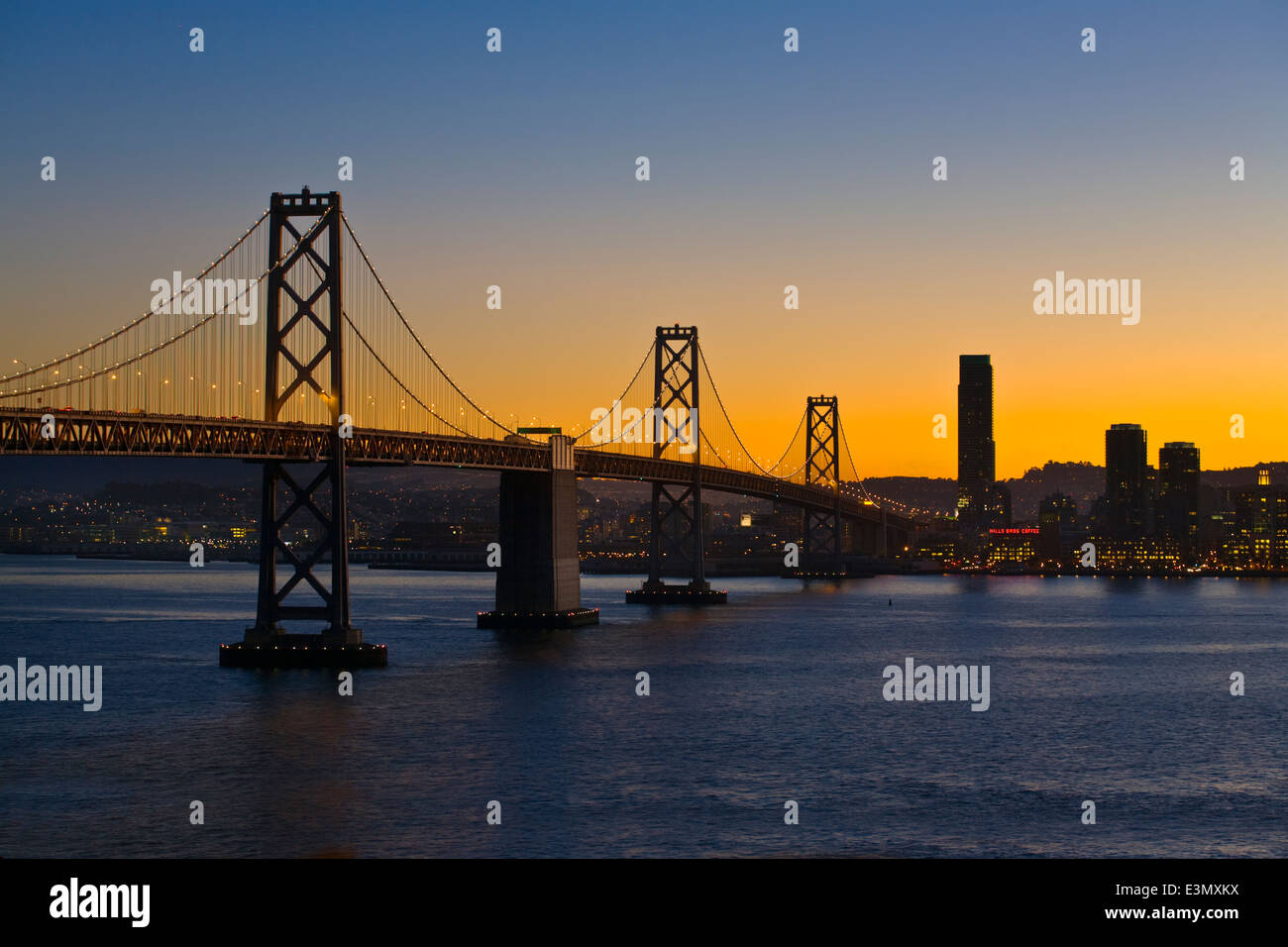 Il ponte della baia e la città al tramonto - SAN FRANCISCO, CALIFORNIA Foto Stock