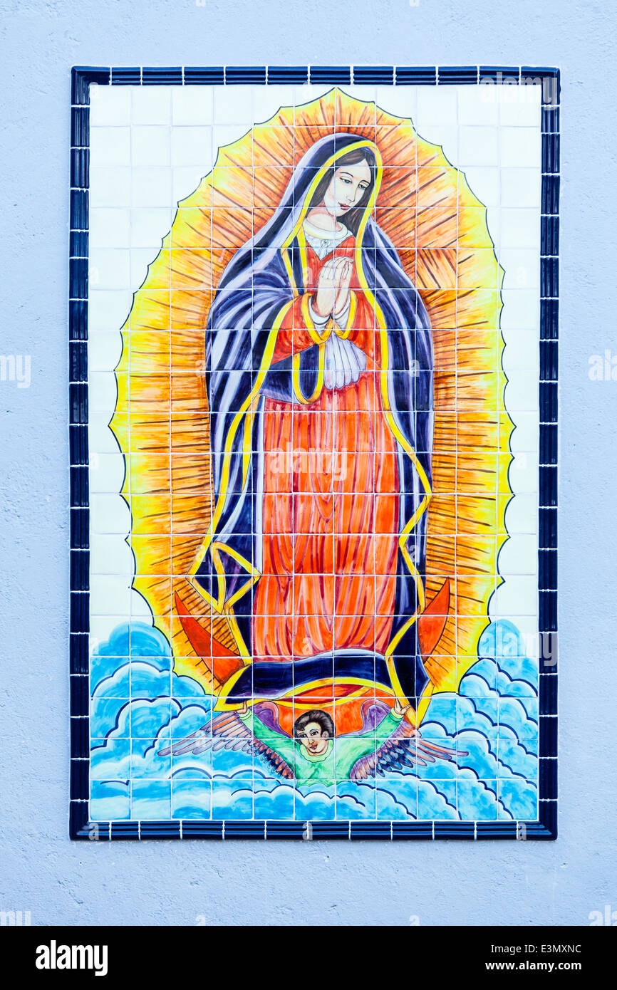 Vergine di Guadalupe su una parete blu in San Miguel De Allende, Guanajuato, Messico. Foto Stock