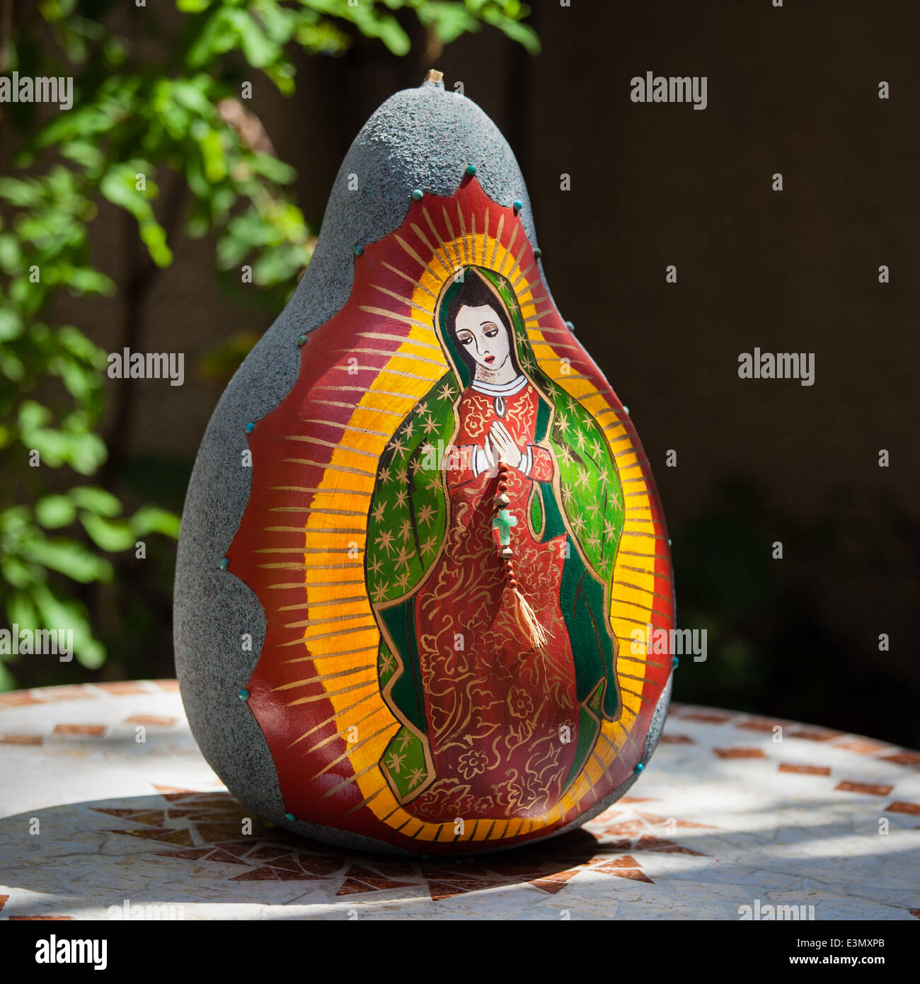 Vergine di Guadalupe dipinto sulla zucca da Linda Arias, Morelia, Messico. Foto Stock