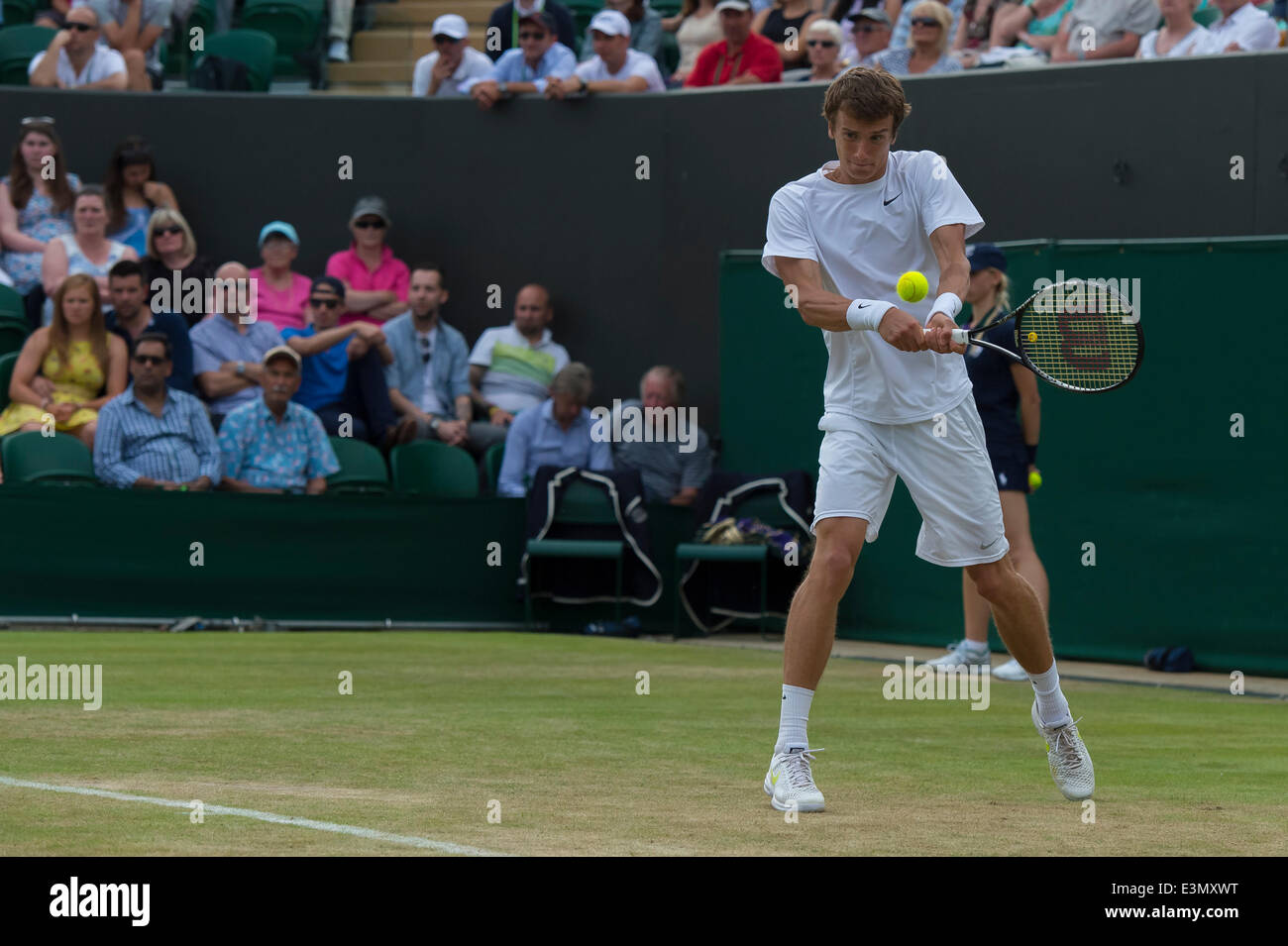 Londra, Regno Unito. Il 25 giugno, 2014. Wimbledon Tennis Championships Andrey Kuznetsov della Russia in azione contro David Ferrer di Spagna della Polonia durante il giorno tre Uomini Singoli Secondo turno corrisponde alla Wimbledon Tennis campionati a tutti England Lawn Tennis Club di Londra, Regno Unito. Credito: Azione Sport Plus/Alamy Live News Foto Stock