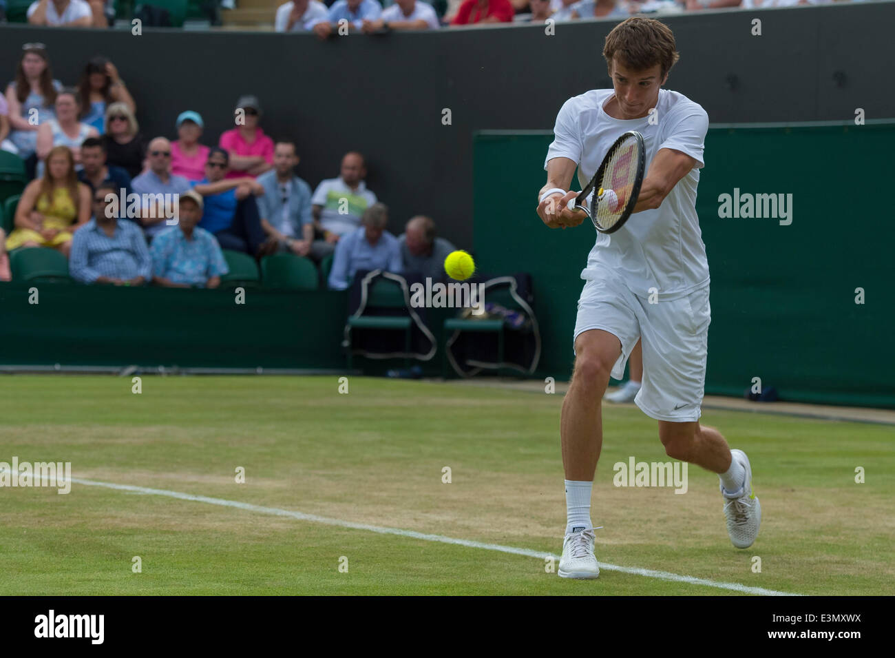 Londra, Regno Unito. Il 25 giugno, 2014. Wimbledon Tennis Championships Andrey Kuznetsov della Russia in azione contro David Ferrer di Spagna della Polonia durante il giorno tre Uomini Singoli Secondo turno corrisponde alla Wimbledon Tennis campionati a tutti England Lawn Tennis Club di Londra, Regno Unito. Credito: Azione Sport Plus/Alamy Live News Foto Stock