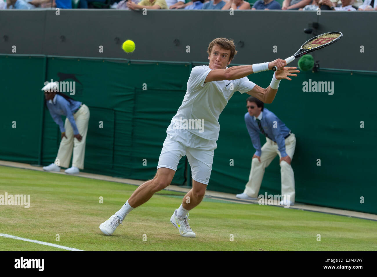 Londra, Regno Unito. Il 25 giugno, 2014. Wimbledon Tennis Championships Andrey Kuznetsov della Russia in azione contro David Ferrer di Spagna della Polonia durante il giorno tre Uomini Singoli Secondo turno corrisponde alla Wimbledon Tennis campionati a tutti England Lawn Tennis Club di Londra, Regno Unito. Credito: Azione Sport Plus/Alamy Live News Foto Stock