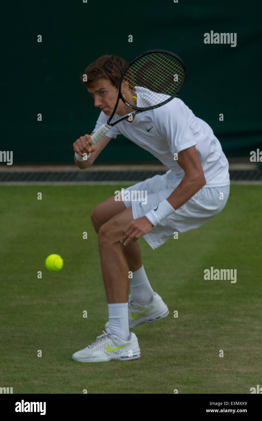 Londra, Regno Unito. Il 25 giugno, 2014. Wimbledon Tennis Championships Andrey Kuznetsov della Russia in azione contro David Ferrer di Spagna della Polonia durante il giorno tre Uomini Singoli Secondo turno corrisponde alla Wimbledon Tennis campionati a tutti England Lawn Tennis Club di Londra, Regno Unito. Credito: Azione Sport Plus/Alamy Live News Foto Stock